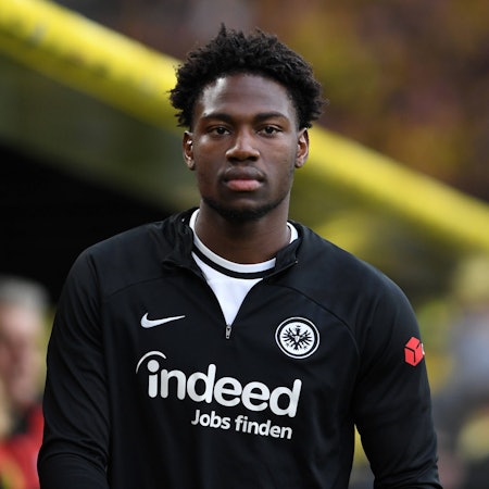 Flügelstürmer Faride Alidou im Trikot von Eintracht Frankfurt während eines Bundesliga-Spiels gegen Borussia Dortmund.