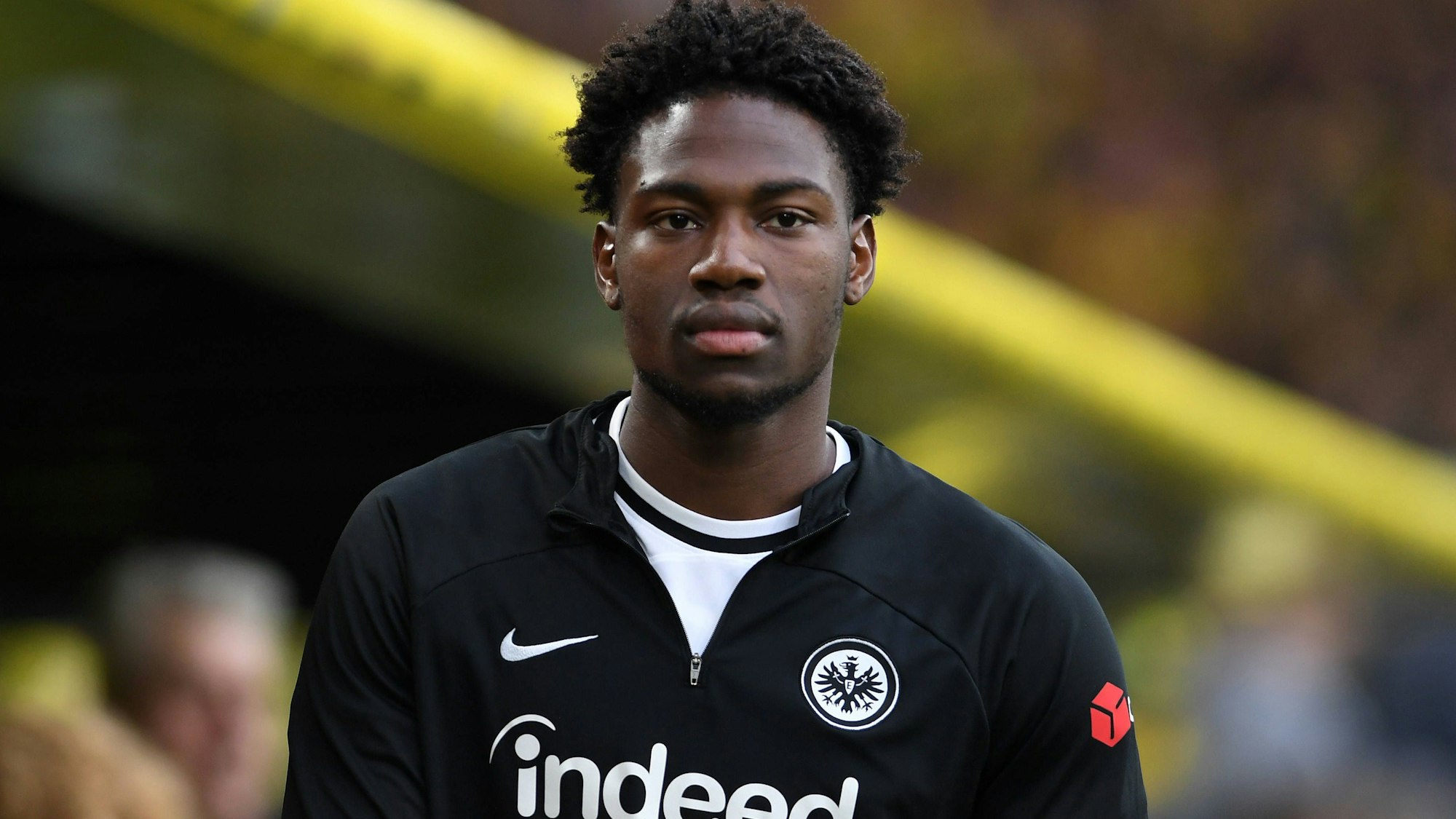 Flügelstürmer Faride Alidou im Trikot von Eintracht Frankfurt während eines Bundesliga-Spiels gegen Borussia Dortmund.