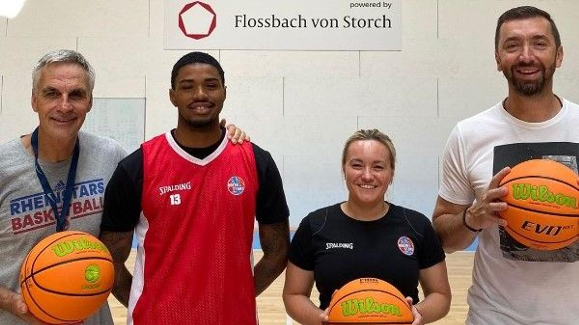 Bryan Battle, Neuzugang der Rheinstars, mit Trainer Stephan Baeck und den Assistant-Coaches Katharina Arnold und Zoran Kukic.