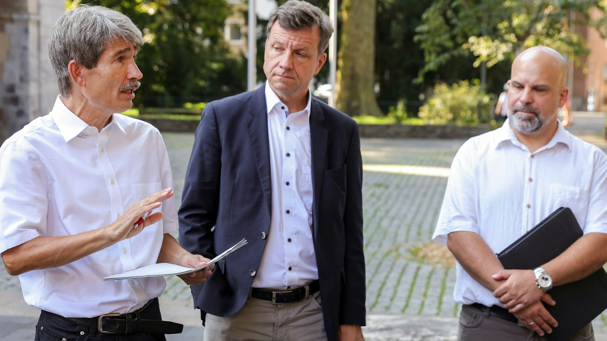 Zu sehen sind von links nach rechts Dr. Ulrich Höver, Ascan Egerer und Markus Rosellen beim Ortstermin der Bezirksvertretung Innenstadt auf dem Platz zwischen St. Gereon und dem Hotel The Qvest.