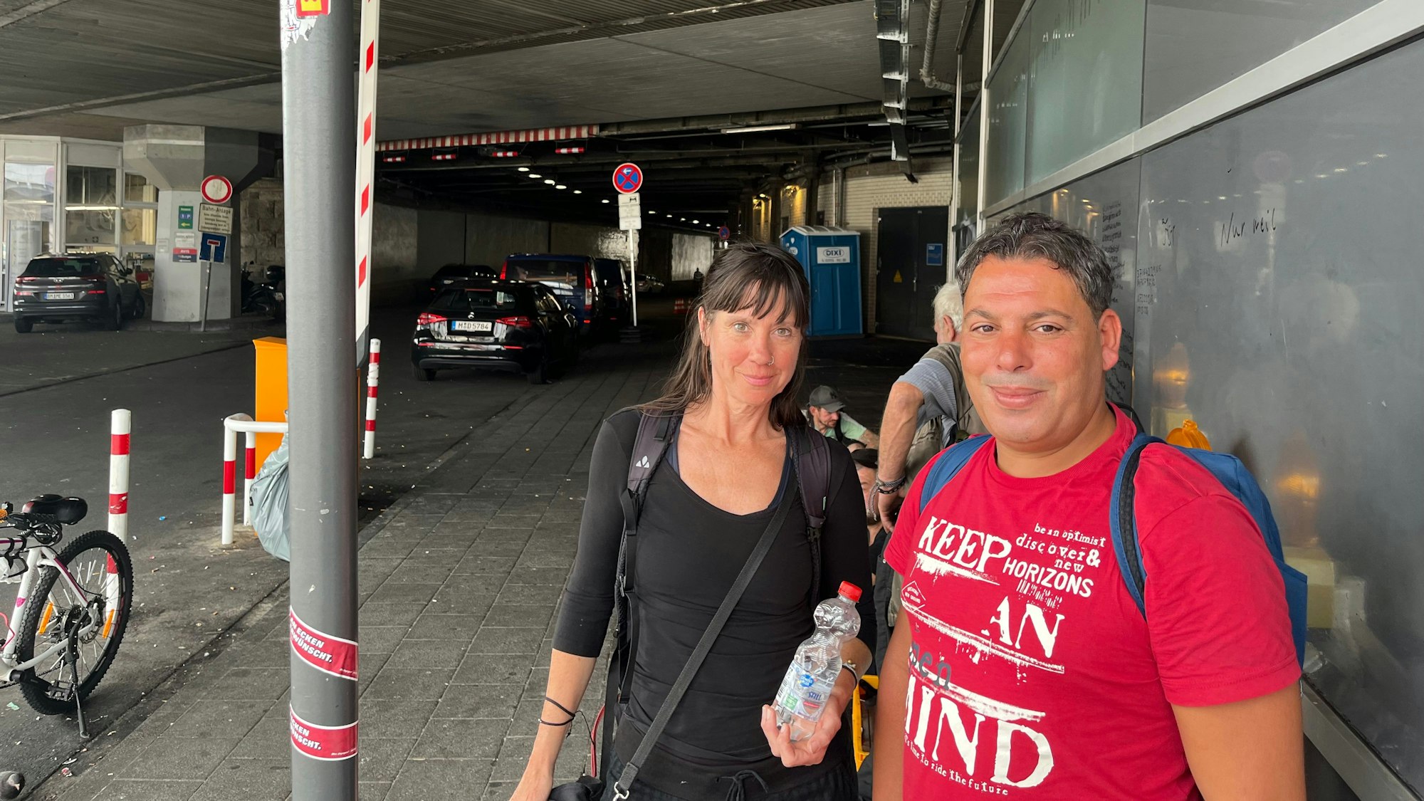 Petra Hastenteufel und Khaled Jebbari kümmern sich um Obdachlose in der Kölner City.
