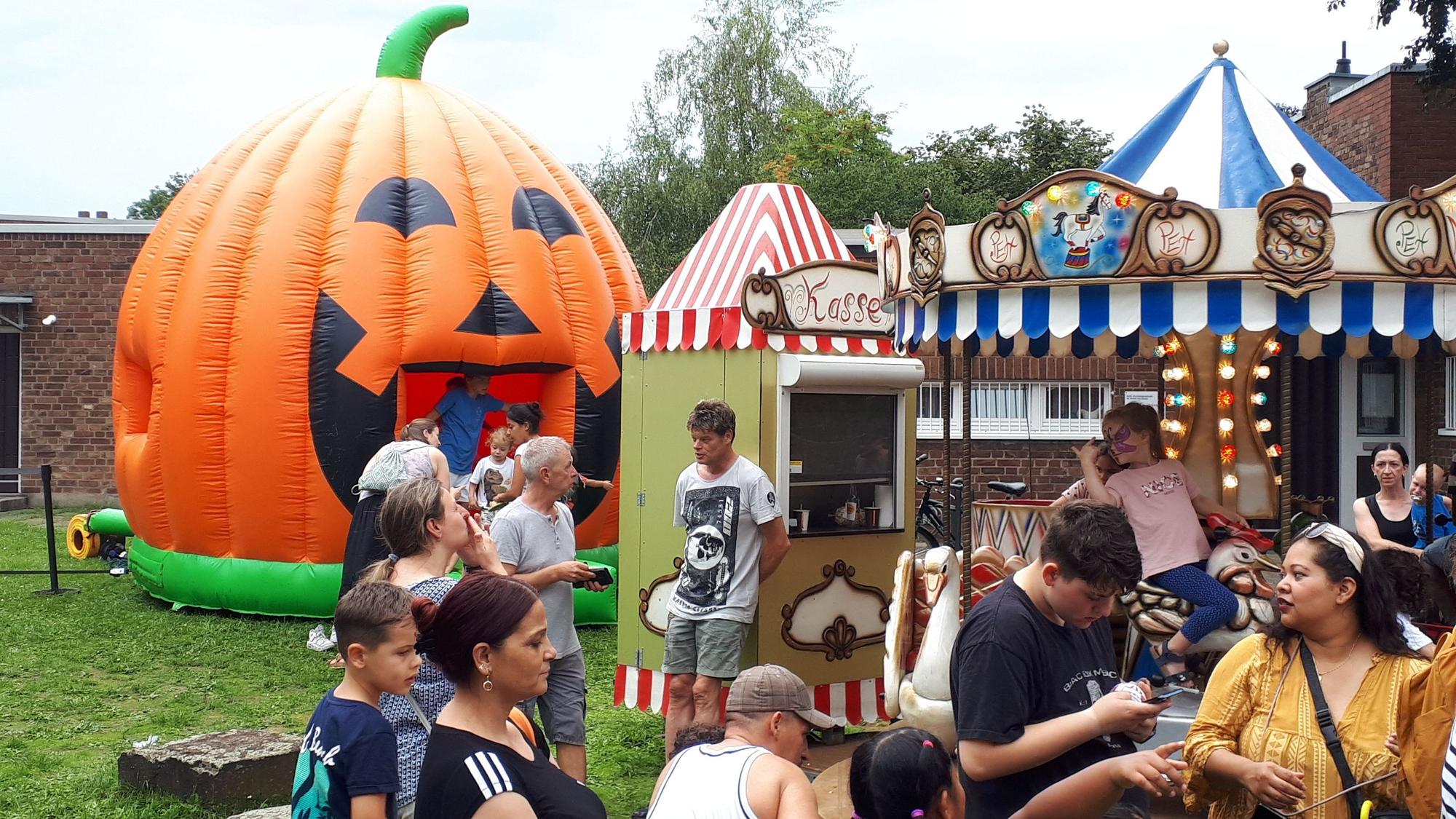 Auf dem Platz vor St. Franziskus war eine kleine Kirmes mit Karussell, Hüpfburg und Essensständen aufgebaut.