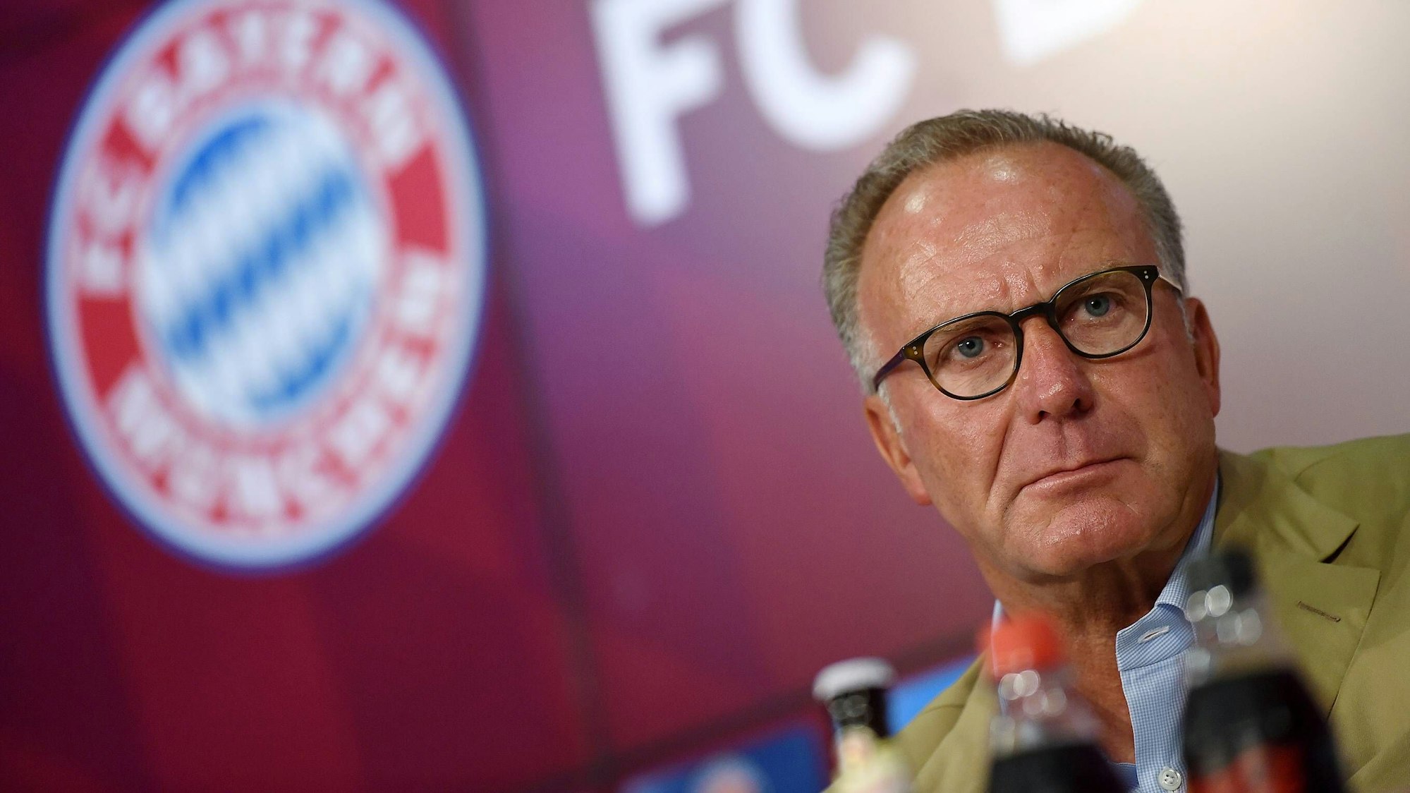 Karl-Heinz Rummenigge hat Luis Rubiales nach dem Eklat bei der Frauen-WM verteidigt. Der erzwungene Kuss des Spaniers für Jennifer Hermoso sei „absolut okay“, befand der Aufsichtsrat des FC Bayern München. (Archivbild)