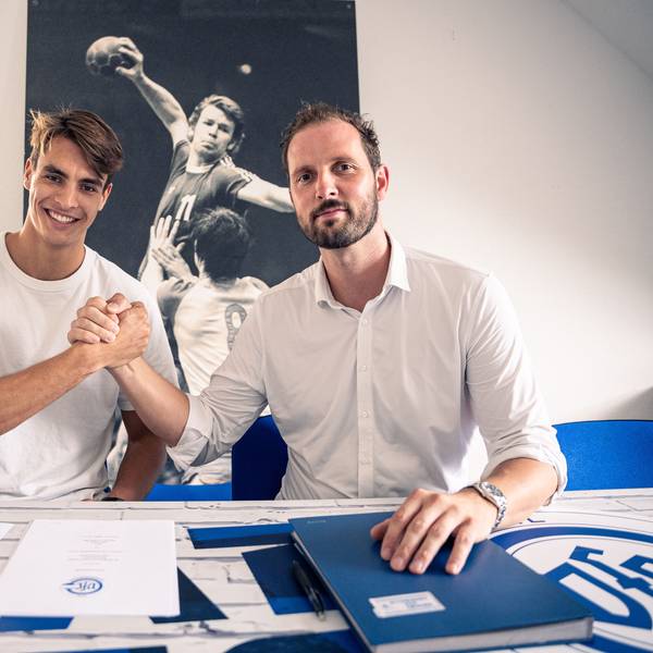Handballer Julian Köster und VfL-Geschäftsführer Christoph Schindler sitzen nebeneinander und schlagen mit den Händen ein.