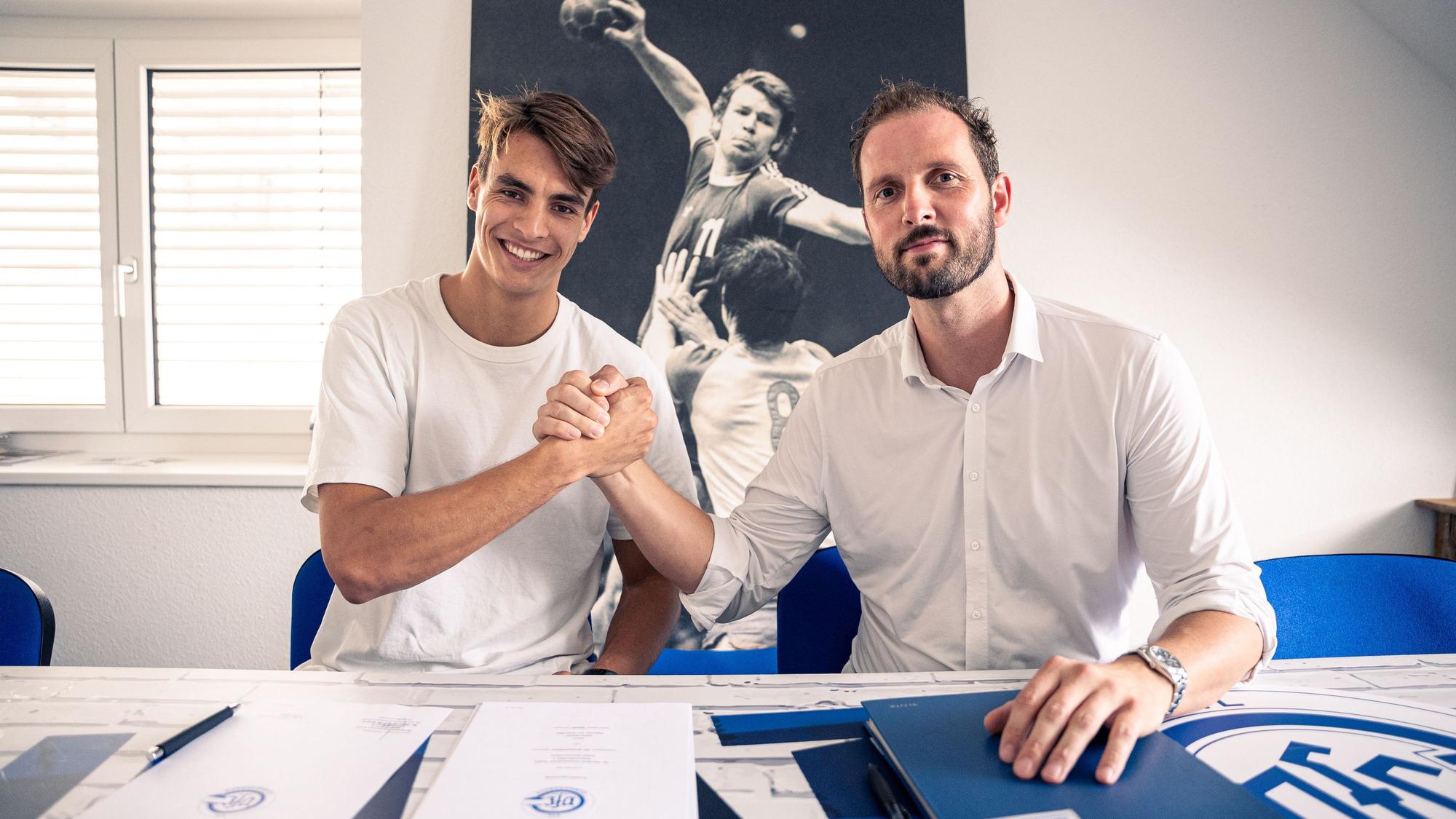 Handballer Julian Köster und VfL-Geschäftsführer Christoph Schindler sitzen nebeneinander und schlagen mit den Händen ein.
