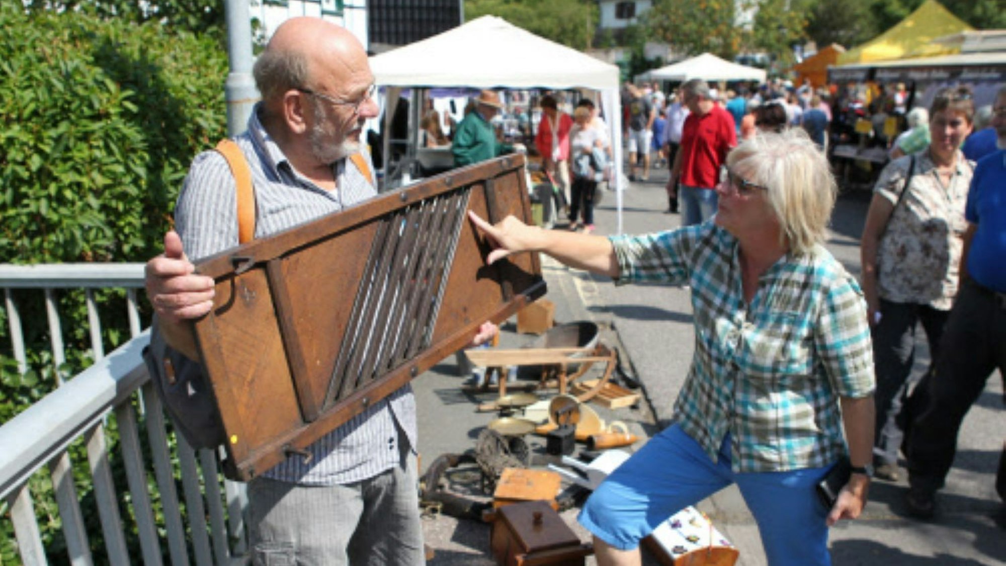 Ein Händler spricht mit einer Frau an seinem Stand.