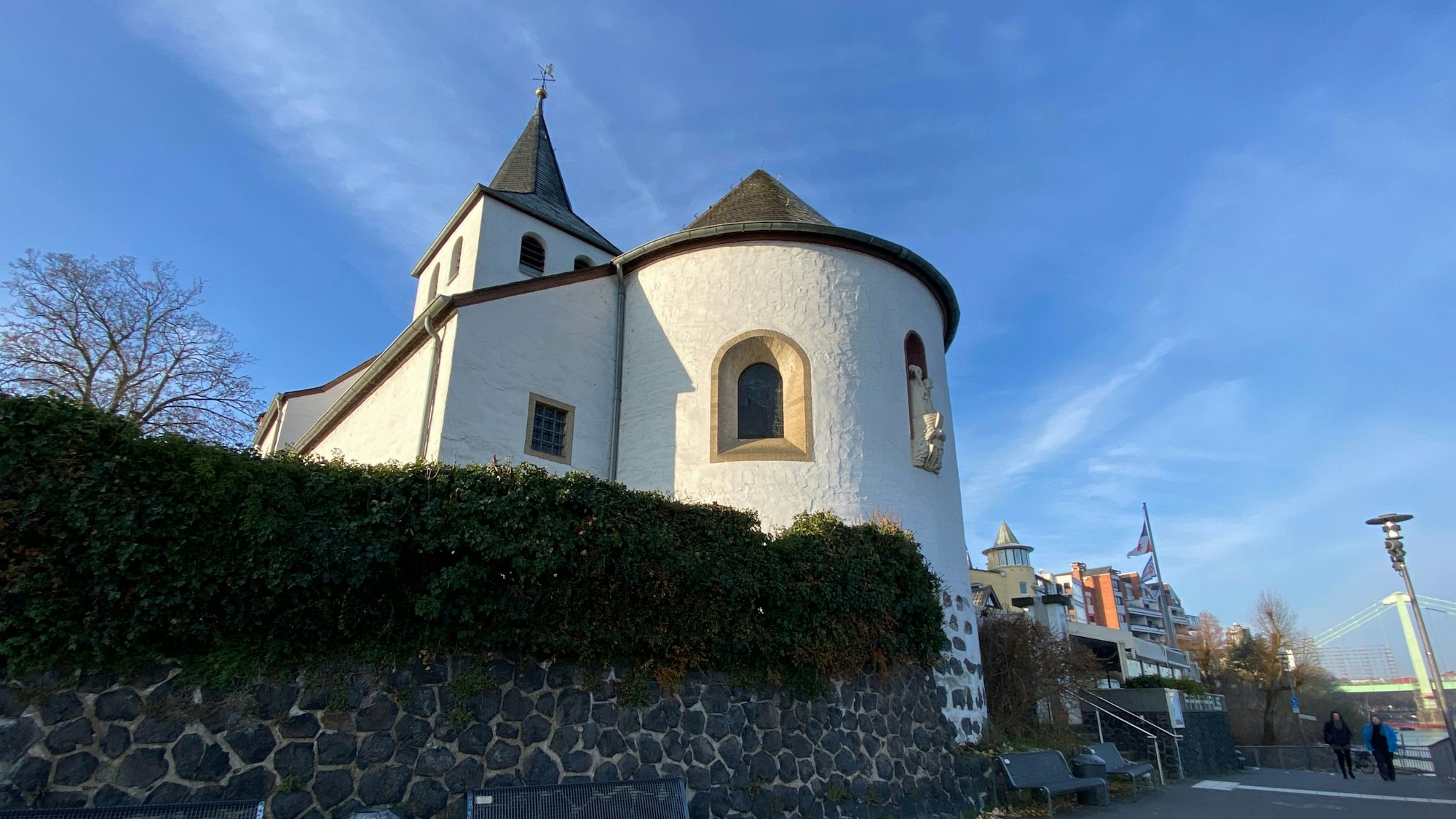 Die Kapelle am Rhein.