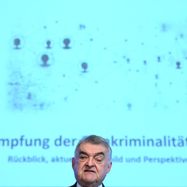 Innenminister von Nordrhein-Westfalen spricht während einer Pressekonferenz.
