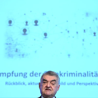 Innenminister von Nordrhein-Westfalen spricht während einer Pressekonferenz.