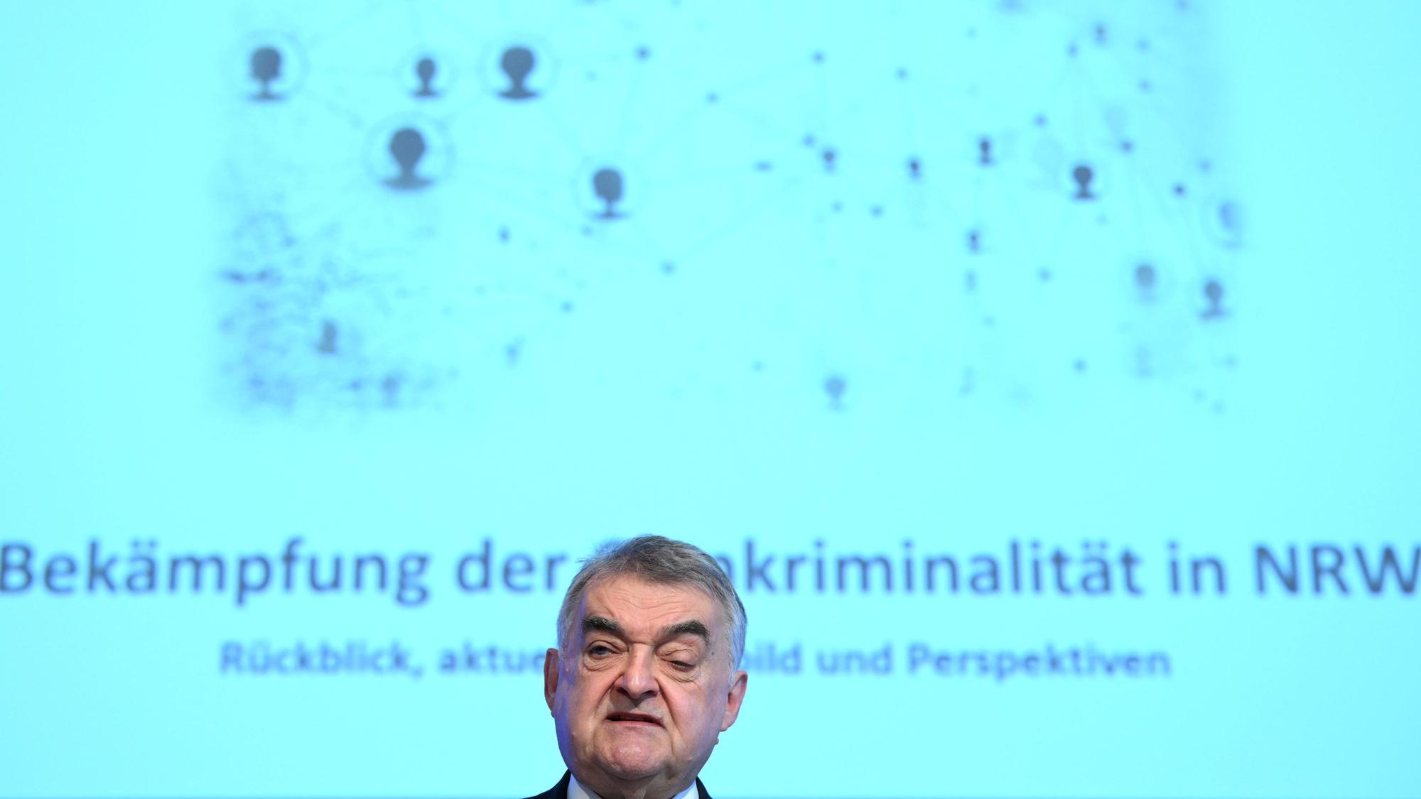 NRW-Innenminister Herbert Reul (CDU) bei einer Veranstaltung zu Clan-Kriminalität im April 2022.