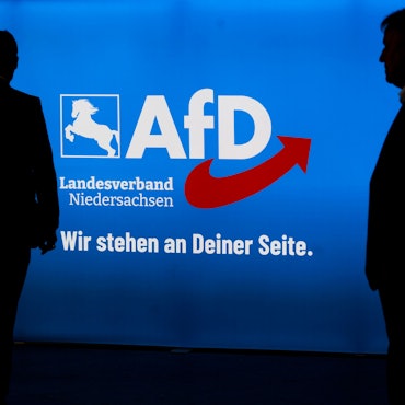 19.08.2023, Niedersachsen, Celle: Delegierte und Besucher kommen zum Landesparteitag der AfD Niedersachsen in der Congress Union Celle. Die Alternative für Deutschland kommt am Wochenende in Celle zu einem Landesparteitag zusammen. Foto: Julian Stratenschulte/dpa +++ dpa-Bildfunk +++