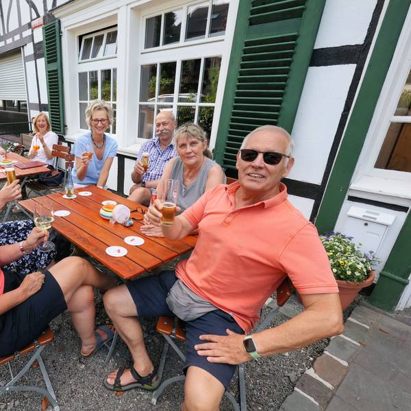 Gäste in der Gaststätte Zur Delle.