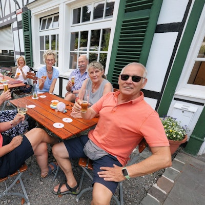 Gäste in der Gaststätte Zur Delle.