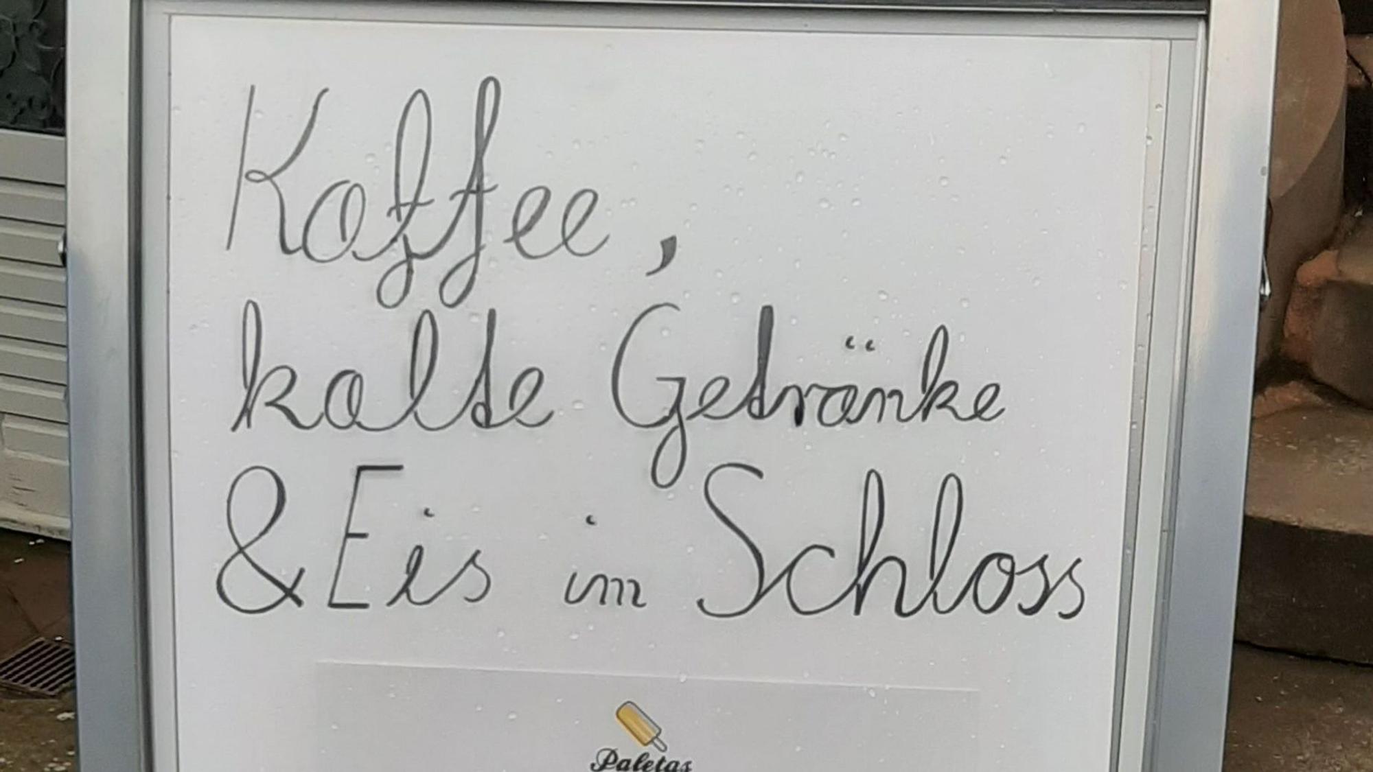 Infoständer/Infotafel vor dem Museum Morsbroich.