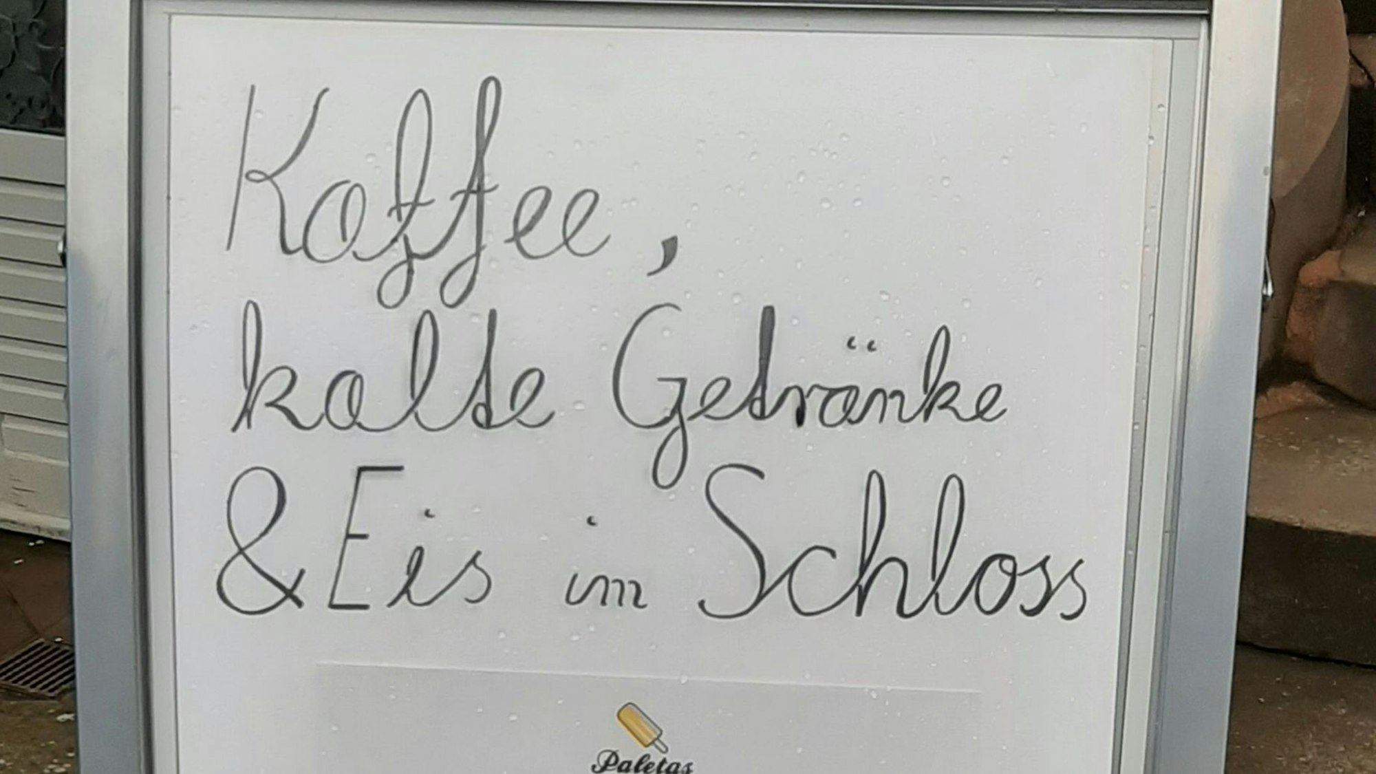 Infoständer/Infotafel vor dem Museum Morsbroich.