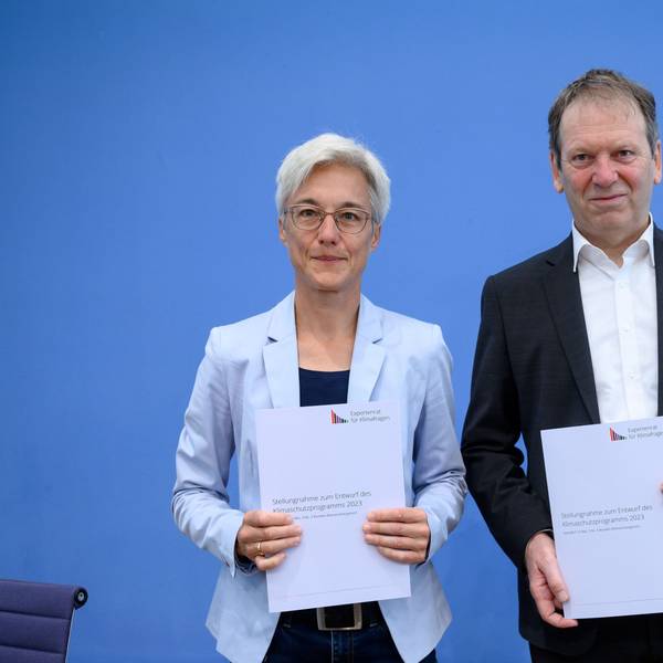 22.08.2023, Berlin: Hans-Martin Henning (r), Vorsitzender vom Expertenrat für Klimafragen (ERK), und Brigitte Knopf, stellvertretende Vorsitzende vom Expertenrat für Klimafragen, stellen in der Bundespressekonferenz die Stellungnahme des Expertenrats zum Klimaschutzprogramm 2023 und den Prüfbericht für die Sektoren Gebäude und Verkehr vor. Foto: Bernd von Jutrczenka/dpa +++ dpa-Bildfunk +++