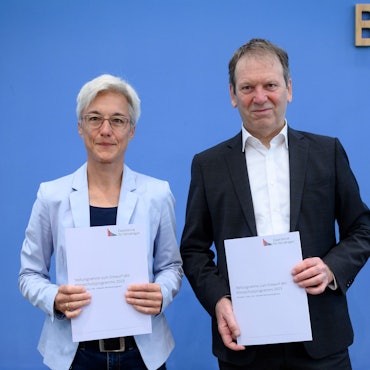 22.08.2023, Berlin: Hans-Martin Henning (r), Vorsitzender vom Expertenrat für Klimafragen (ERK), und Brigitte Knopf, stellvertretende Vorsitzende vom Expertenrat für Klimafragen, stellen in der Bundespressekonferenz die Stellungnahme des Expertenrats zum Klimaschutzprogramm 2023 und den Prüfbericht für die Sektoren Gebäude und Verkehr vor. Foto: Bernd von Jutrczenka/dpa +++ dpa-Bildfunk +++