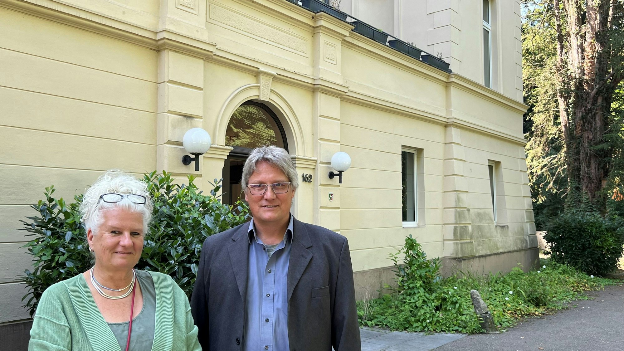 Henriette Ruppel und Norbert Teutenberg stehen vor der Fachklinik Tauwetter.