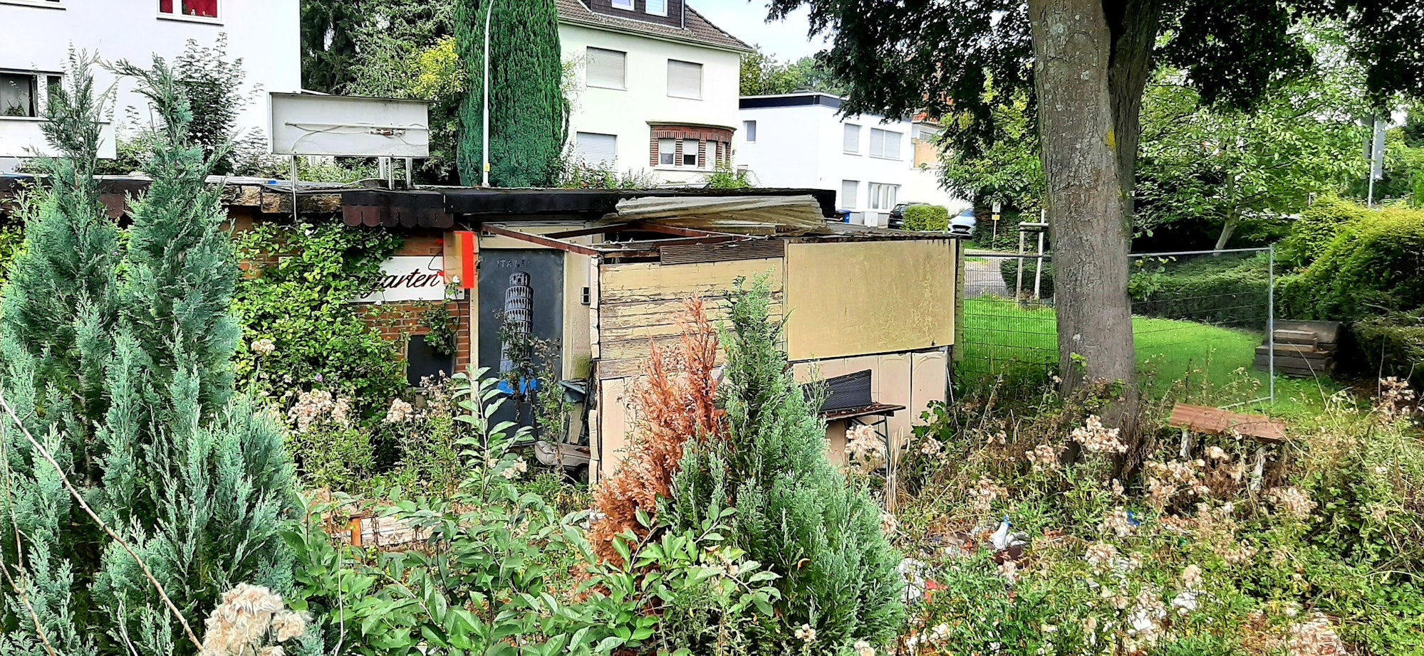 Verfallendes Gebäude an der Ecke Rennbaumstraße/Elsbachstraße in Opladen.