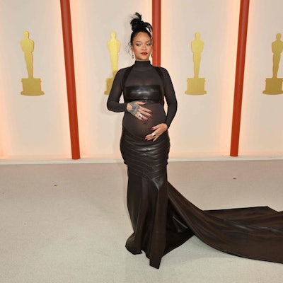 Sängerin Rihanna mit Babybauch bei den Oscars am 12. März 2023.