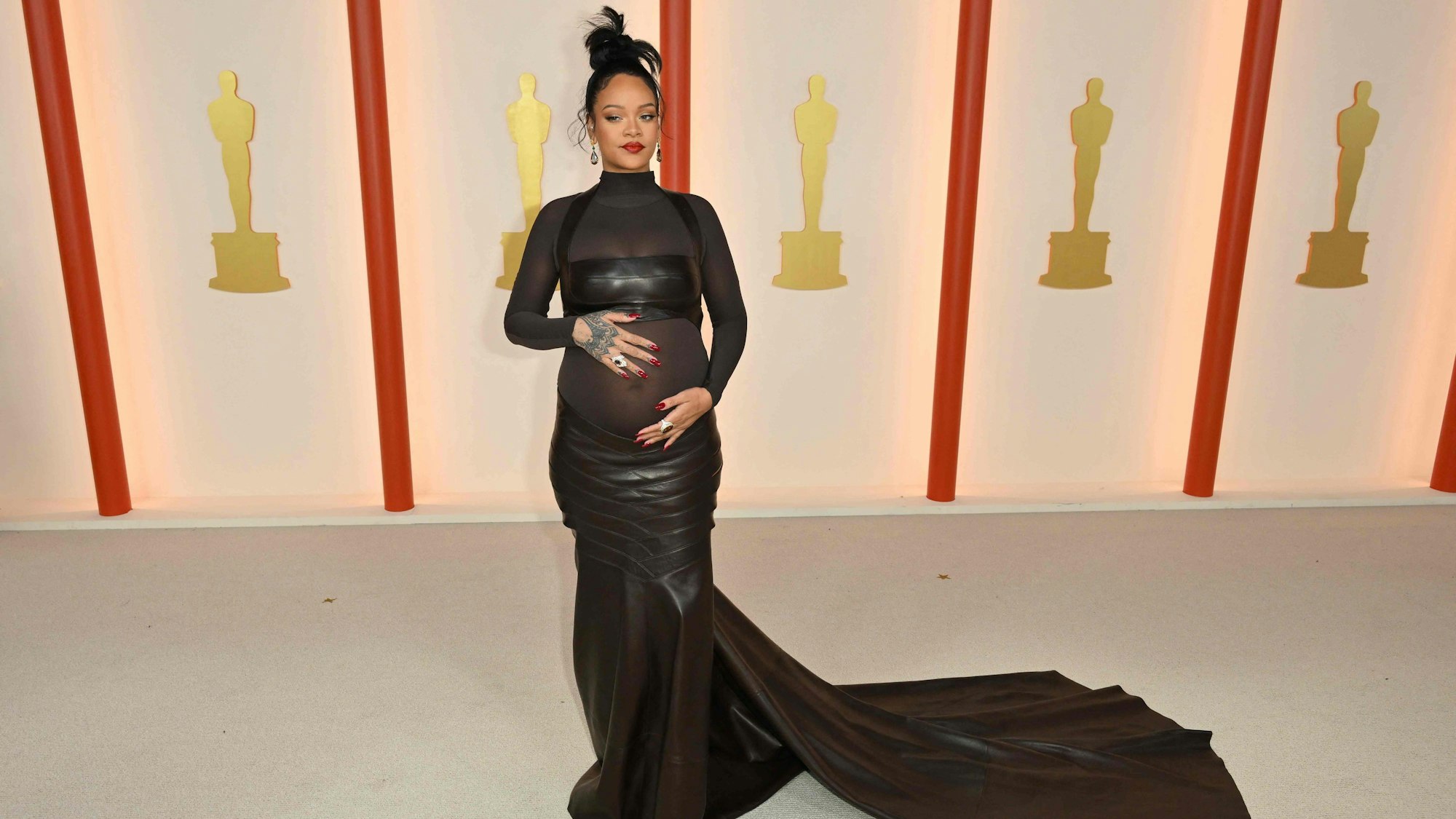 Sängerin Rihanna mit Babybauch bei den Oscars am 12. März 2023.