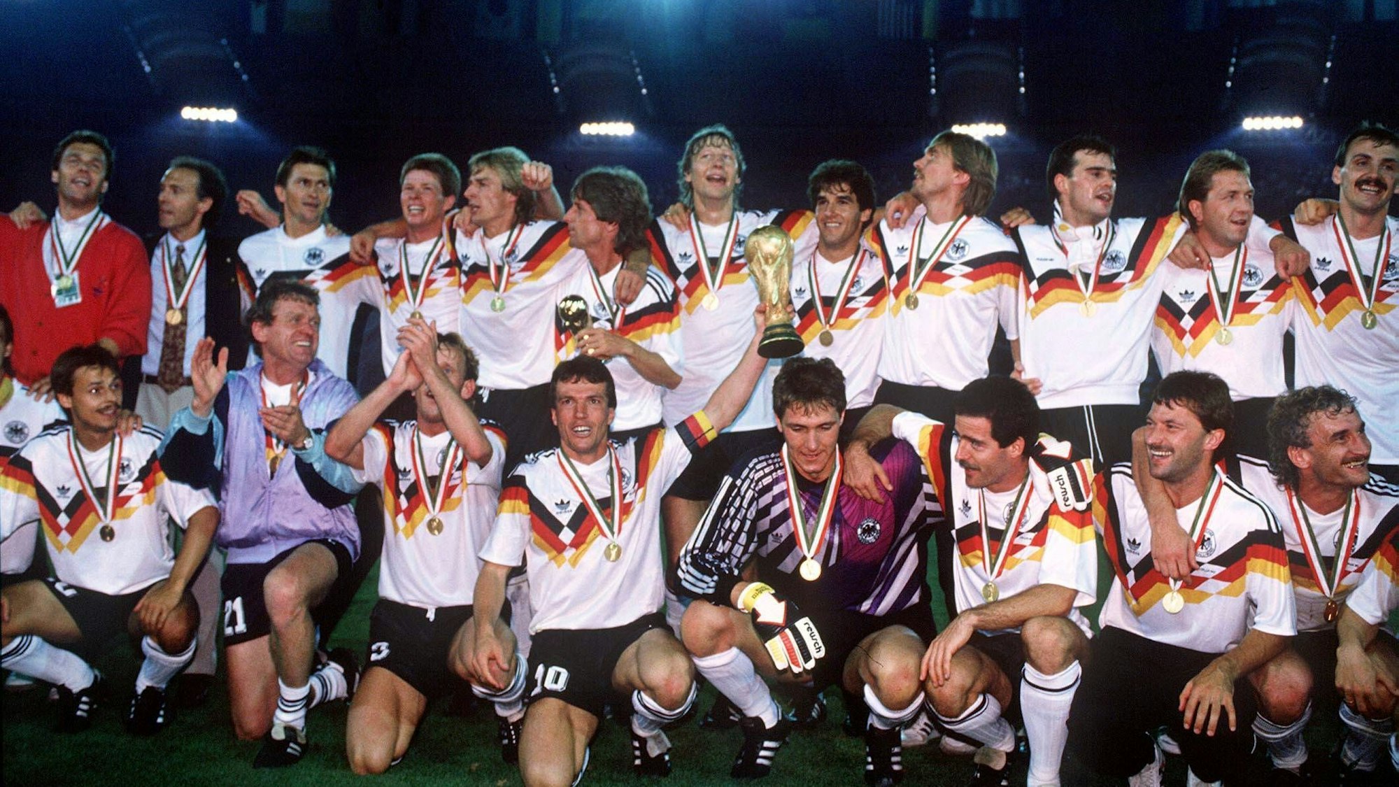 Weltmeister BR Deutschland, hi.v.li.: Assistent Holger Osieck, Teamchef Franz Beckenbauer, Klaus Augenthaler, Stefan Reuter, Jürgen Klinsmann, Frank Mill, Guido Buchwald, Karl Heinz Riedle, Paul Steiner, ... - PUBLICATIONxINxGERxSUIxAUTxHUNxUSAxONLY