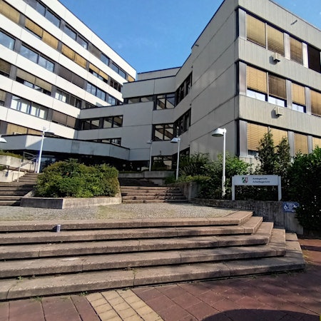 Gebäude, davor ein Polizeiauto