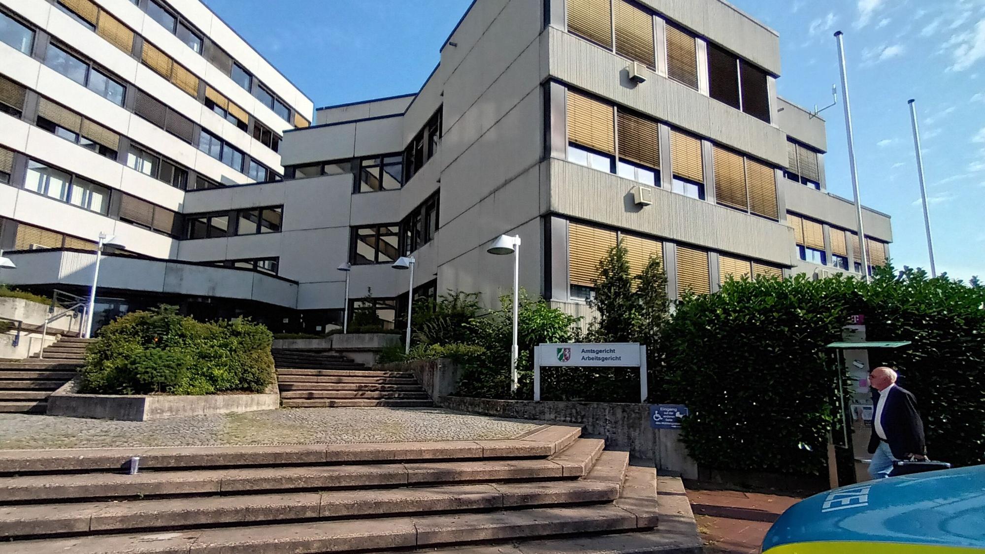 Gebäude, davor ein Polizeiauto