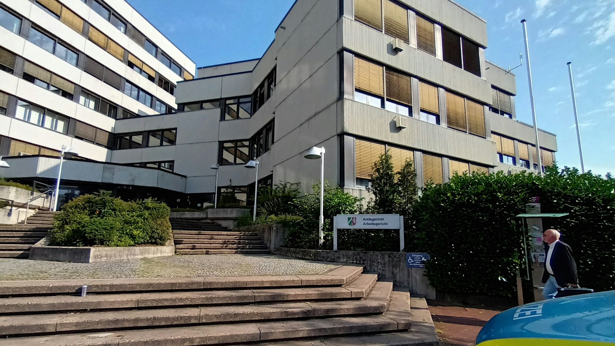 Gebäude, davor ein Polizeiauto