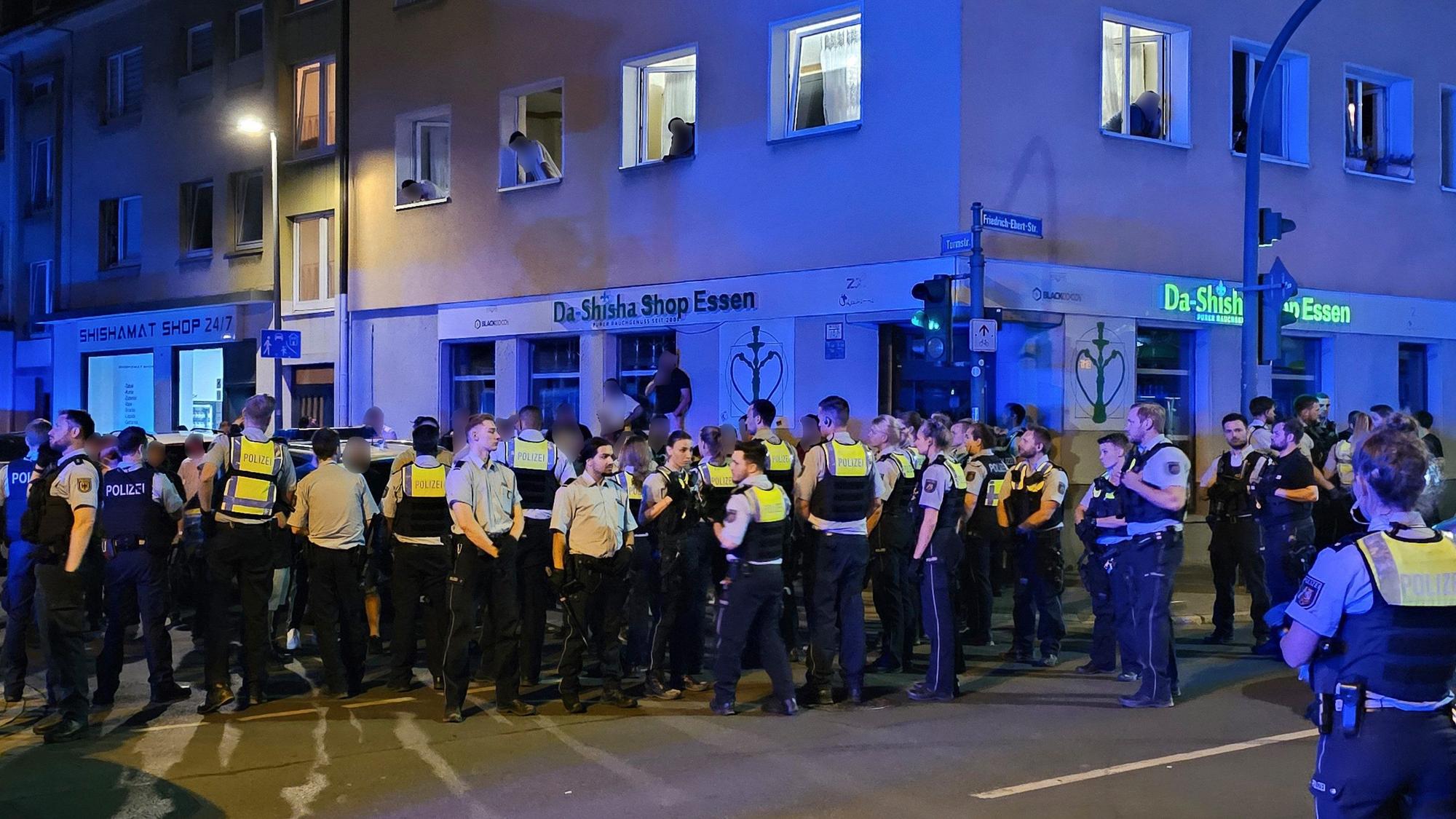 Einsatz in Essen im Juni 2023: Polizisten bewachen mutmaßliche Clan-Mitglieder nach einer Schlägerei in der Innenstadt. Das LKA NRW hat einen Lagebericht über Clans vorgestellt.