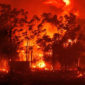 Griechenland, Avantas: Das Feuer verbrennt ein Haus im Dorf in der Nähe der Stadt Alexandroupolis in der nordöstlichen Region Evros.