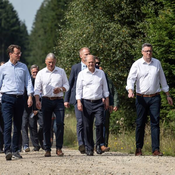 Spaziergang im Windpark: Bundeskanzler Olaf Scholz (SPD, 2.v.r.) und Hendrik Wüst (2.v.l.), Ministerpräsident von Nordrhein-Westfalen, und Bernd Goffart, Bürgermeister (M., beide CDU) sind bei ihrer Tour in der Eifel zu sehen.