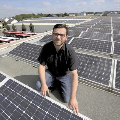 Wupsi-Technikchef Matteo Christofaro zeigt die Solaranlage auf dem Dach des Busdepots in der Fixheide.