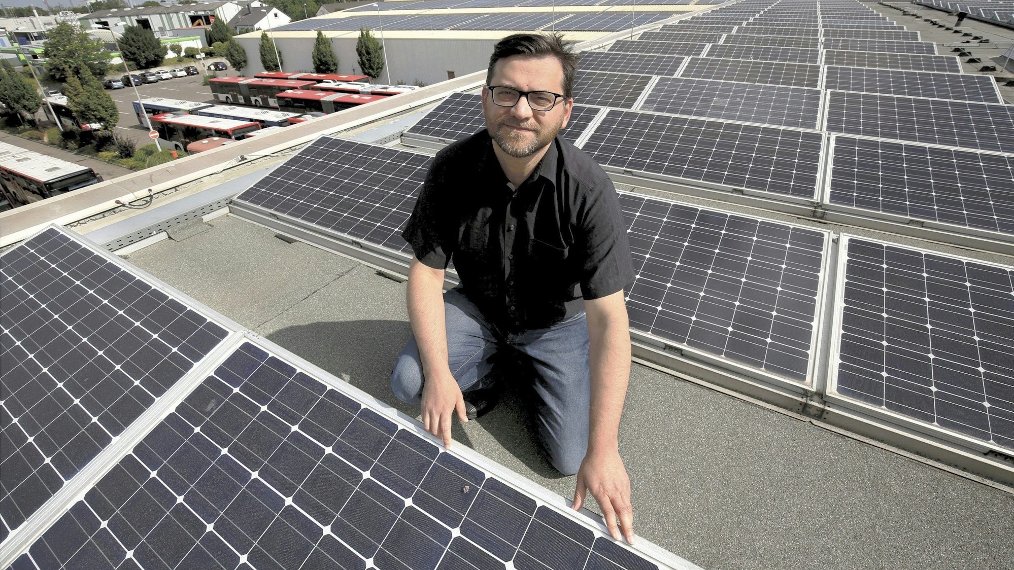 Wupsi Solaranlage mit Technikchef Matteo Christofaro