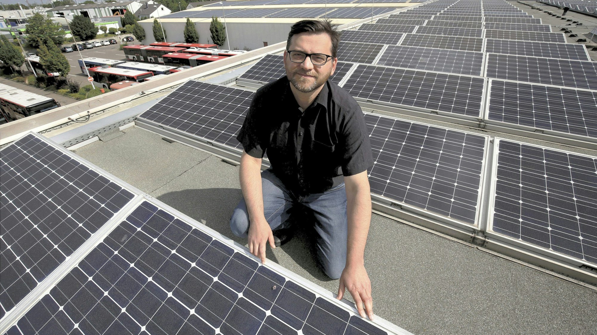 Wupsi Solaranlage mit Technikchef Matteo Christofaro