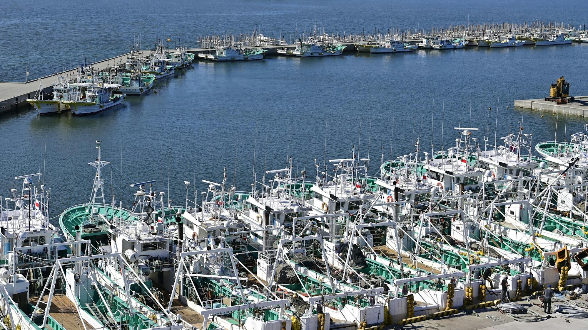 22.08.2023, Japan, Soma: Fischerboote liegen in einem Hafen in Soma in der Präfektur Fukushima im Nordosten Japans.