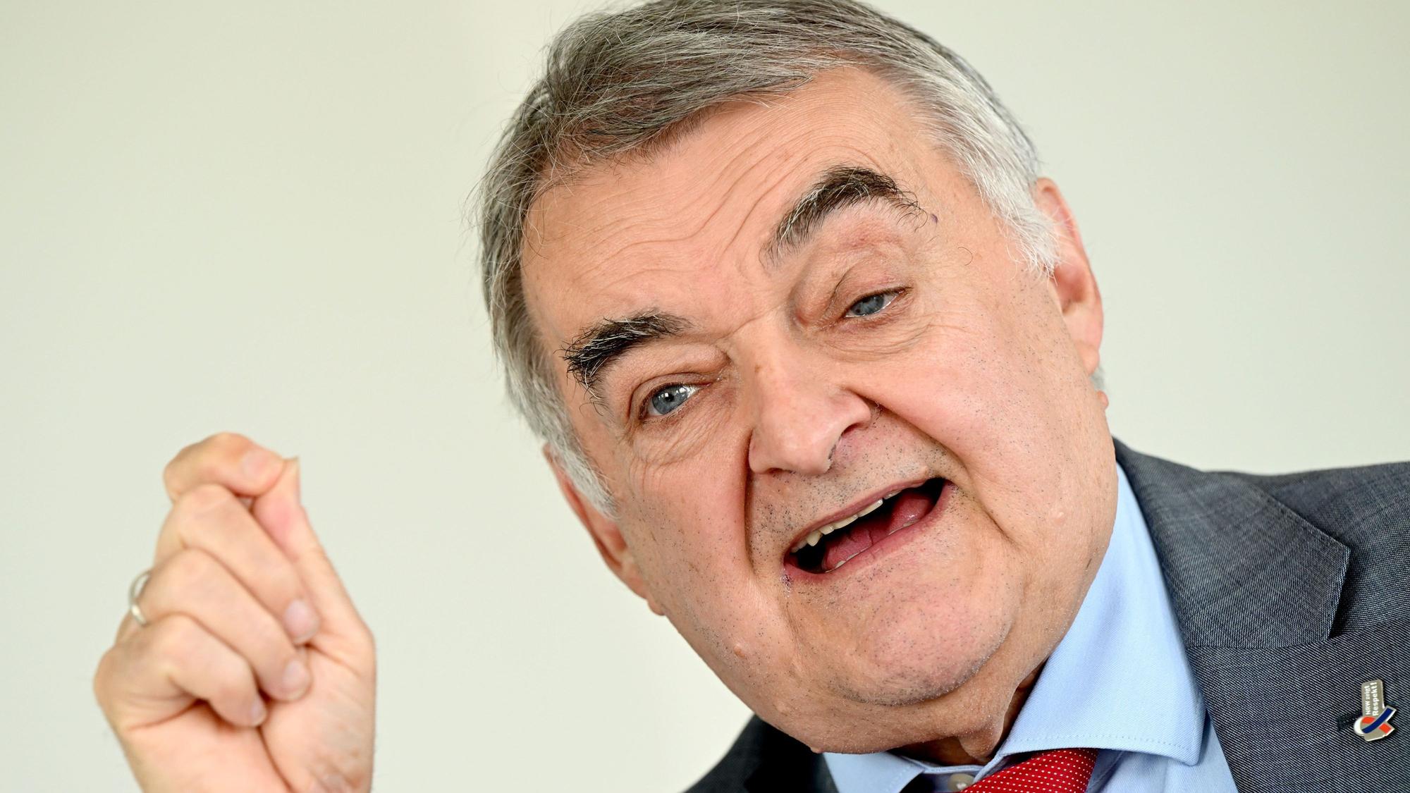 Herbert Reul (CDU), NRW-Innenminister und CDU-Bezirkschef ist in einer Redesituation zu sehen.