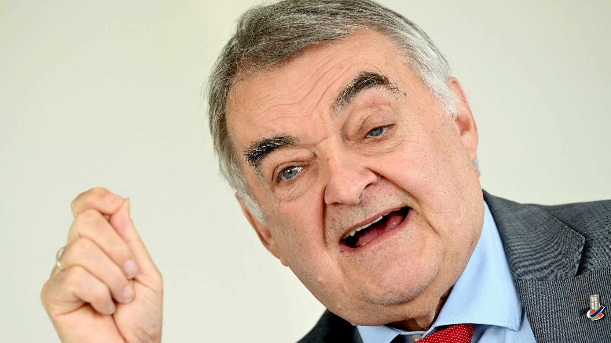 Herbert Reul (CDU), NRW-Innenminister und CDU-Bezirkschef ist in einer Redesituation zu sehen.
