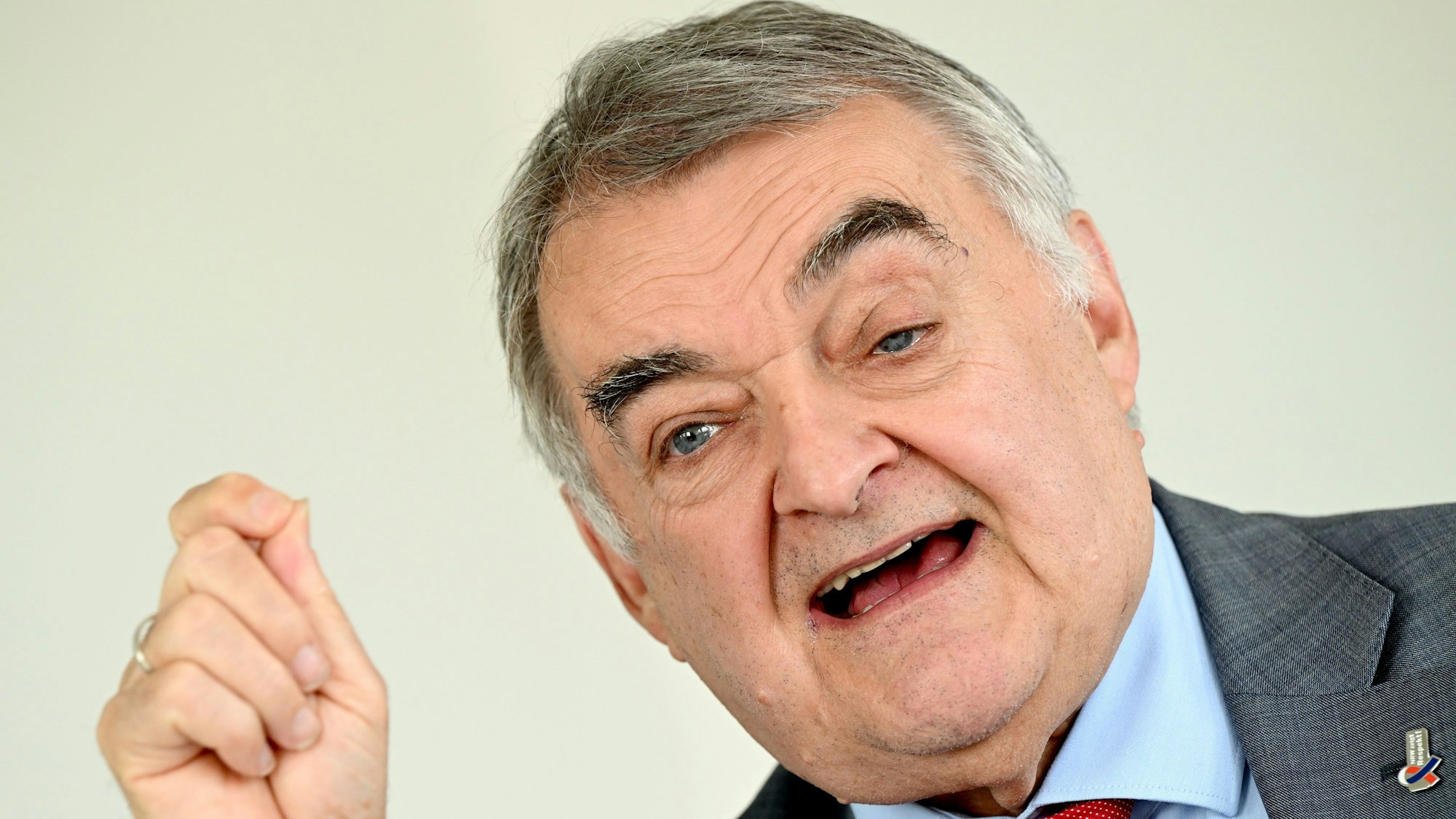 Herbert Reul (CDU), nordrhein-westfälischer Innenminister, gestikuliert während eines Interviews.