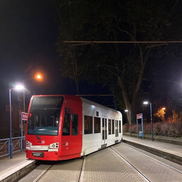 Das Foto zeigt eine Straßenbahn der KVB nach einem Unfall. Es stammt von einem früheren Unfall.