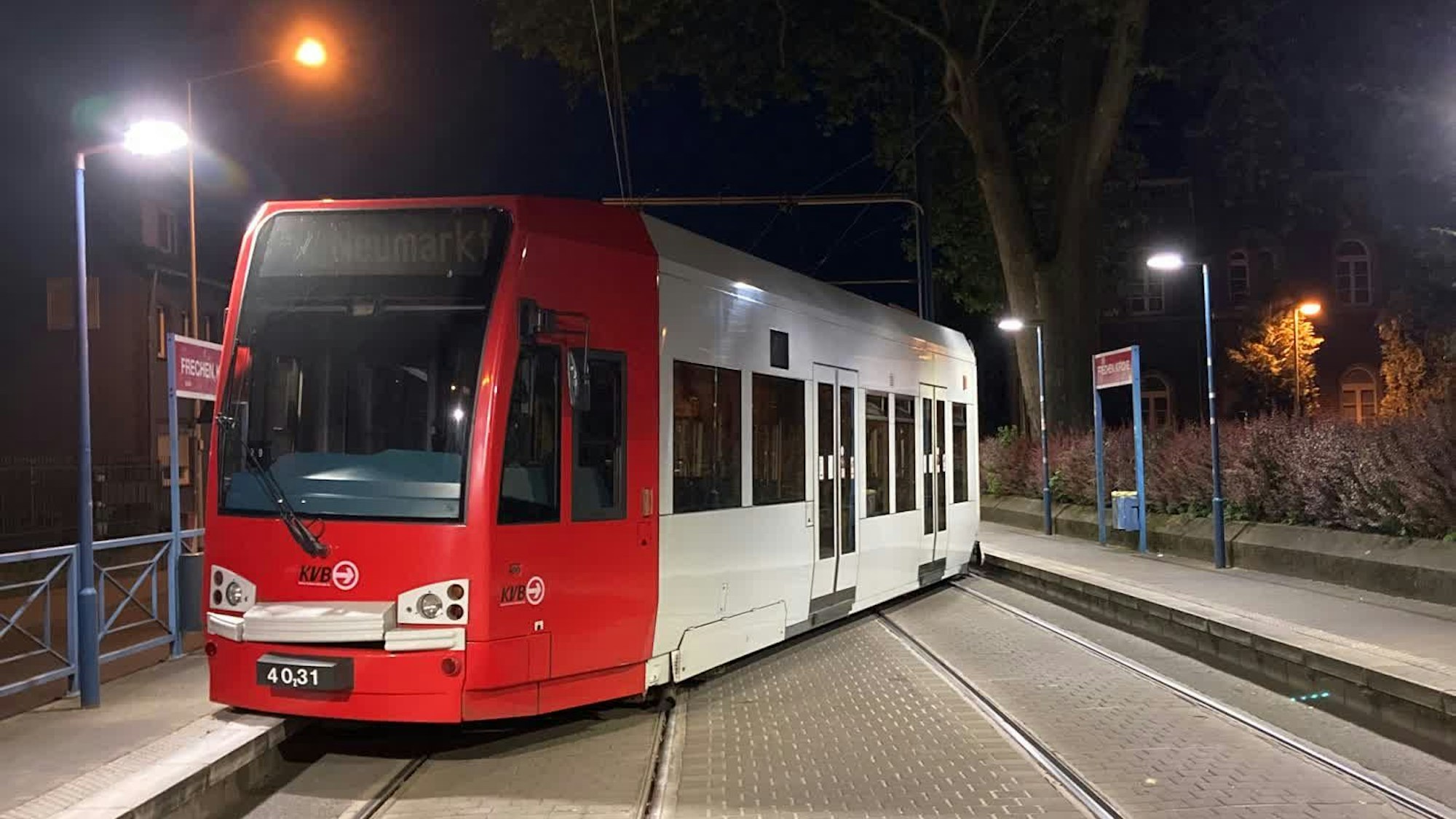 Das Foto zeigt eine Straßenbahn der KVB nach einem Unfall. Es stammt von einem früheren Unfall.