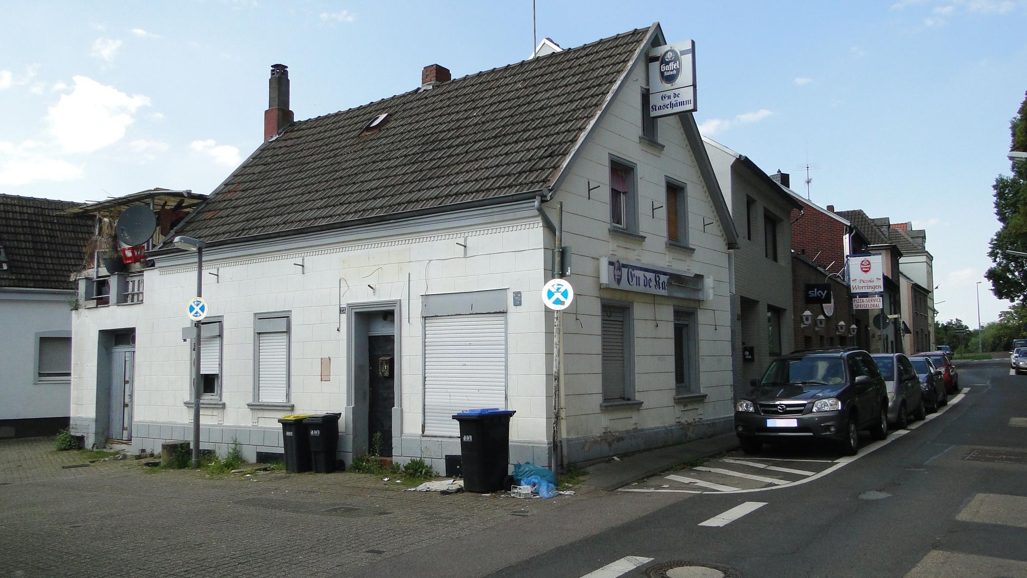 "En dr Kaschämm" an der Ecke von Alte Neusser Landstraße und Elkebergstraße ist schon lange kein Leben mehr. Um das Gebäude liegt Müll.