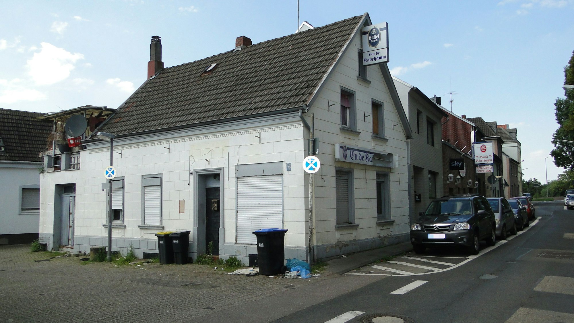 "En dr Kaschämm" an der Ecke von Alte Neusser Landstraße und Elkebergstraße ist schon lange kein Leben mehr. Um das Gebäude liegt Müll.