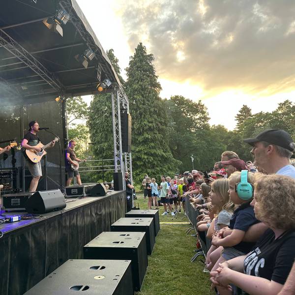 Eine Band steht auf der Bühne.