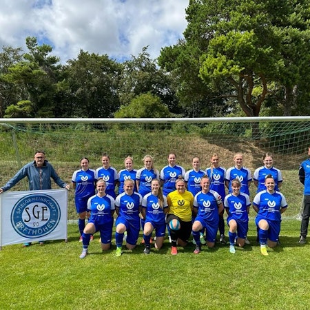 Das Bild zeigt die Fußballfrauenmannschaft der SG Erfthöhen.