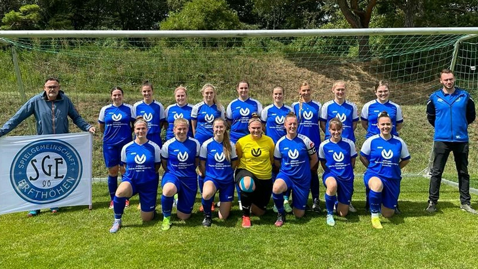 Das Bild zeigt die Fußballfrauenmannschaft der SG Erfthöhen.