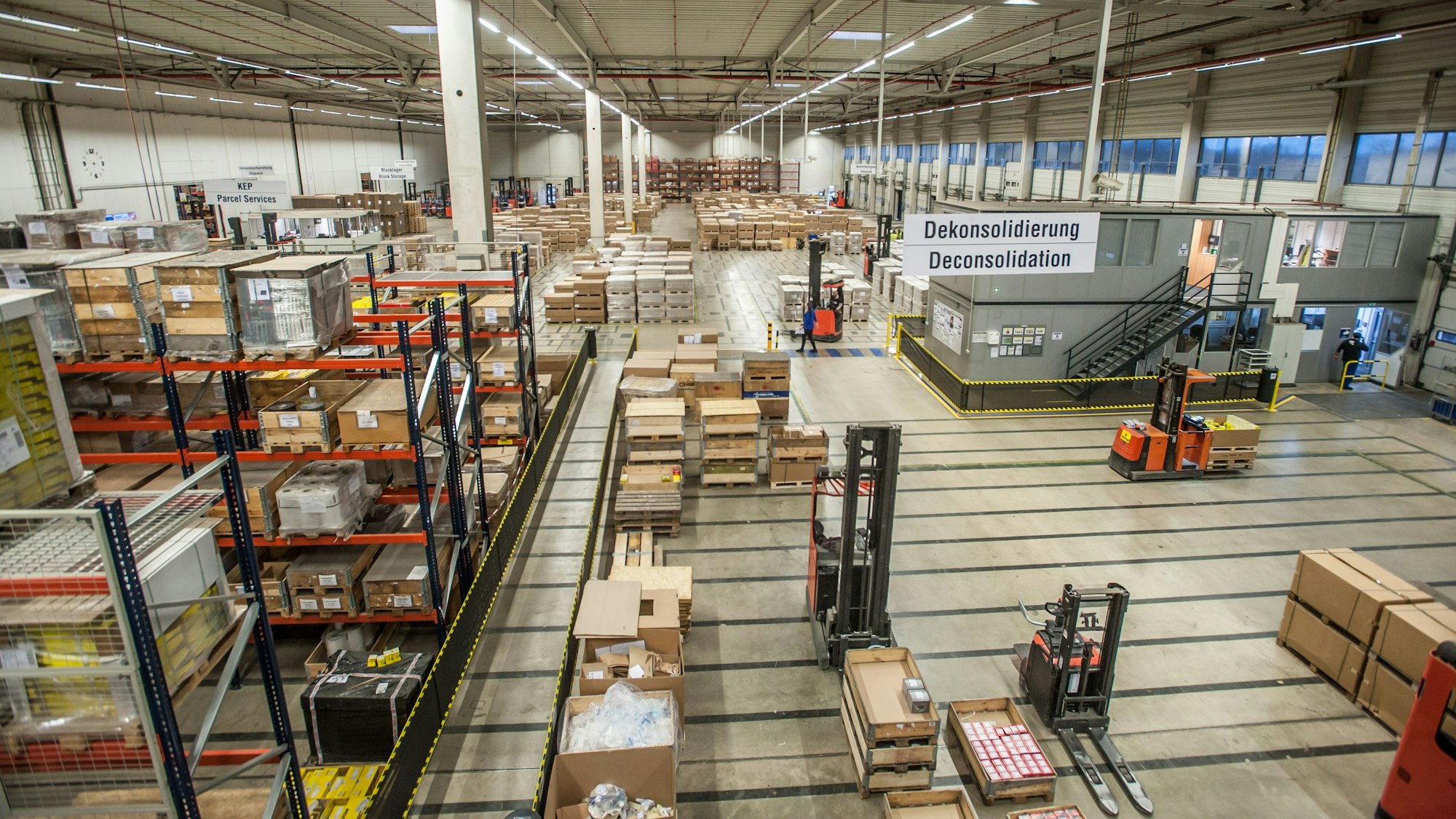 Blick in das Bremsbelag-Lager von TMD Friction in Hitdorf