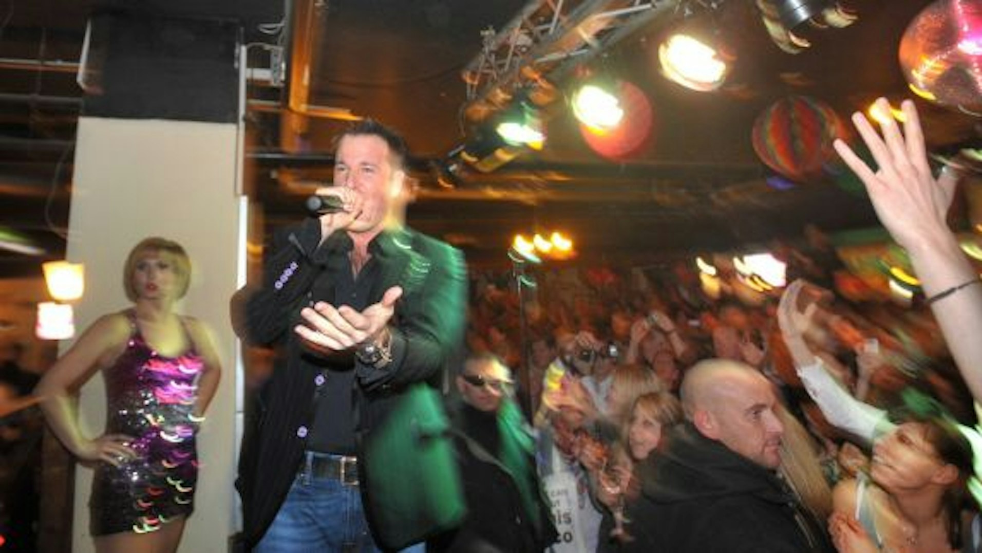 Michael Wendler, selbsternannter König des Discofox, sang zur Eröffnung der Leverkusener Filiale der Diskothek „Klapsmühle“.