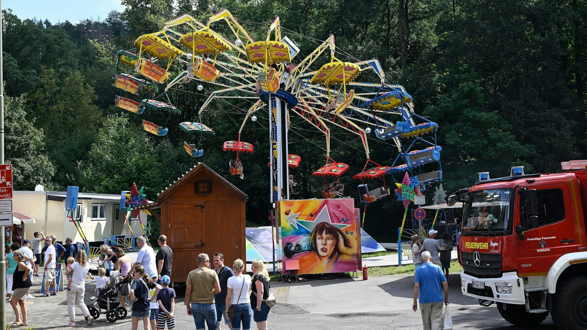 Ein buntes Fahrgeschäft dreht sich auf dem Kirmesplatz in Overath-Immekeppel.