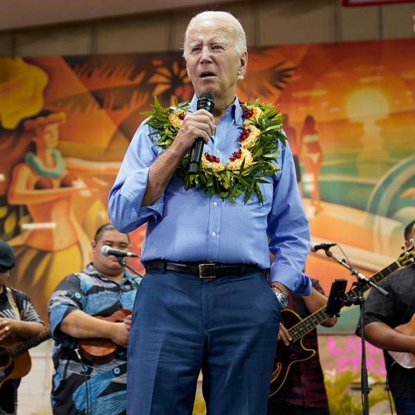 21.08.2023, USA, Lahaina: Joe Biden, Präsident der USA, spricht im Lahaina Civic Center mit Mitgliedern der Gemeinde, die von den Waldbränden auf Maui betroffen sind. Foto: Evan Vucci/AP/dpa +++ dpa-Bildfunk +++